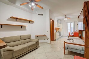 อพาร์ทเมนท์สำหรับครอบครัว, หลายห้องนอน (Verbena Apartment 500m from the sea) | บริเวณนั่งเล่น | ทีวีจอแบน 21 นิ้ว พร้อมช่องดาวเทียม