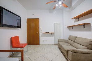 Een 21-inch flatscreentelevisie met satellietzenders