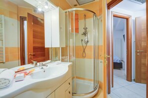 Een douche, een haardroger, een bidet, handdoeken