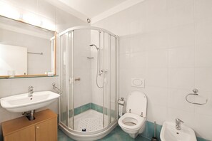 Standaard appartement, meerdere slaapkamers, 2 badkamers (Sweet Lake View Lugano) | Badkamer | Een bad/douchecombinatie, een bidet, handdoeken, zeep
