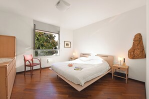 2 quartos, espaço de trabalho para notebook