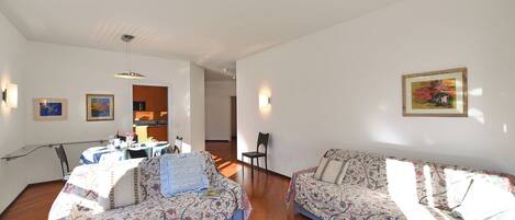 Appartement Standard, plusieurs chambres, 2 salles de bains (Sweet Lake View Lugano) | Aire de séjour | Téléviseur à écran plat de 21 po avec télévision numérique, téléviseur