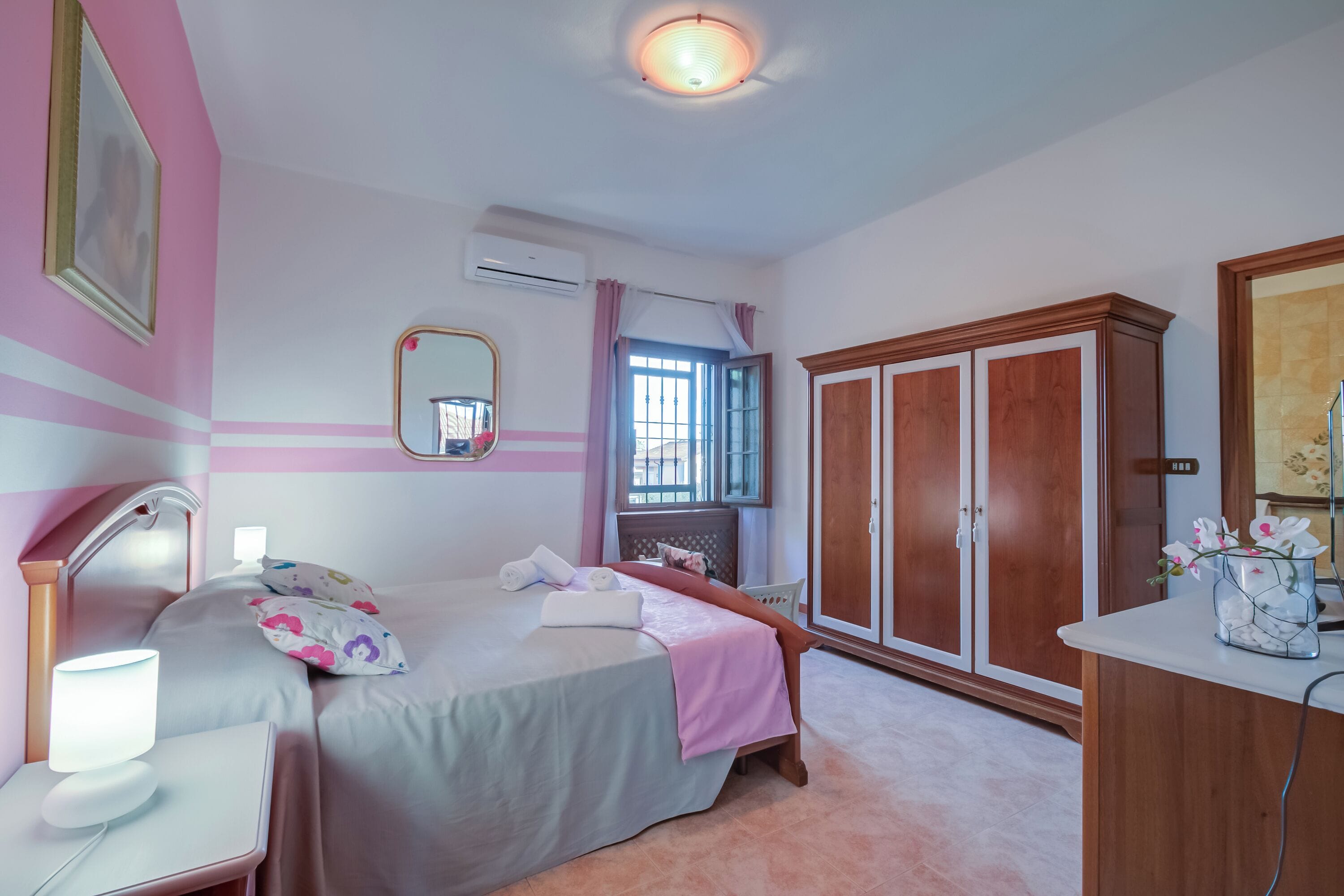 8 bilik tidur, seterika/papan seterika, Wi-fi percuma, cadar katil 