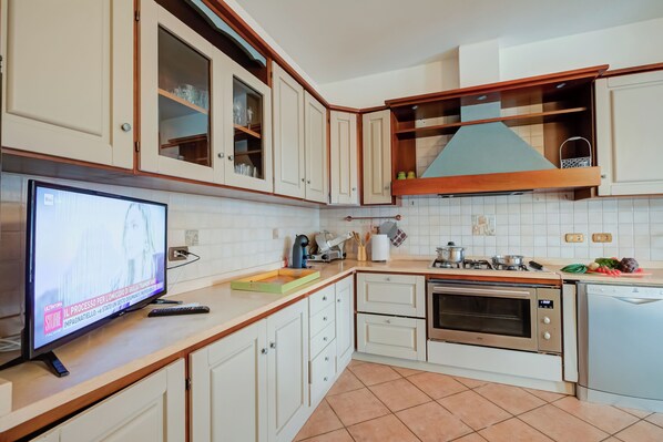 Villa Familiale, plusieurs chambres (Villa Oasi with private pool) | Cuisine privée | Réfrigérateur, micro-ondes, four, plaque de cuisson