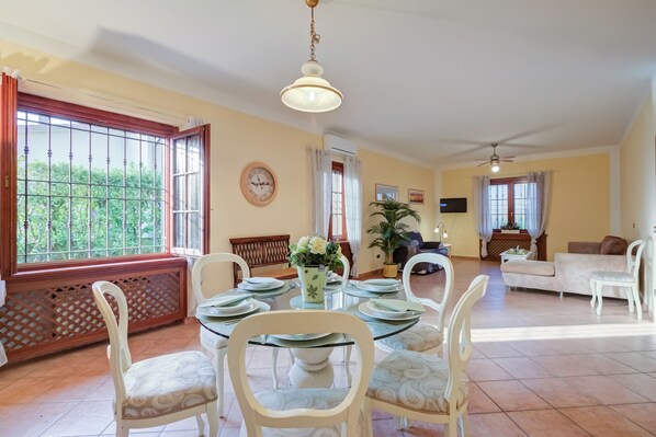 Familienvilla, Mehrere Schlafzimmer (Villa Oasi with private pool) | Speisen