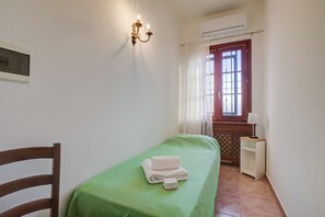 Villa Familiale, plusieurs chambres (Villa Oasi with private pool) | 8 chambres, fer et planche à repasser, Wi-Fi gratuit, draps fournis