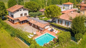 A large house with a swimming pool, multiple rooms, and a garden. - Villa Oasi With Private Pool BBQ & Garden Near Sirmione (Sirmione)