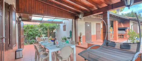 วิลล่าสำหรับครอบครัว, หลายห้องนอน (Villa Oasi with private pool) | รับประทานอาหารกลางแจ้ง