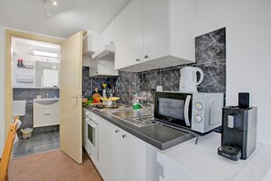 Fridge, microwave, oven, stovetop - Apartment View And Pool (Agno)