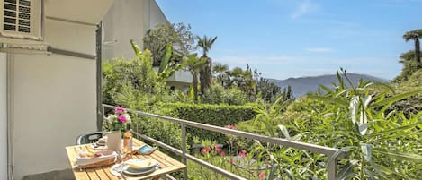 Appartement familial, plusieurs chambres, cÎté montagne (Apartment View And Pool) | Restauration en plein air