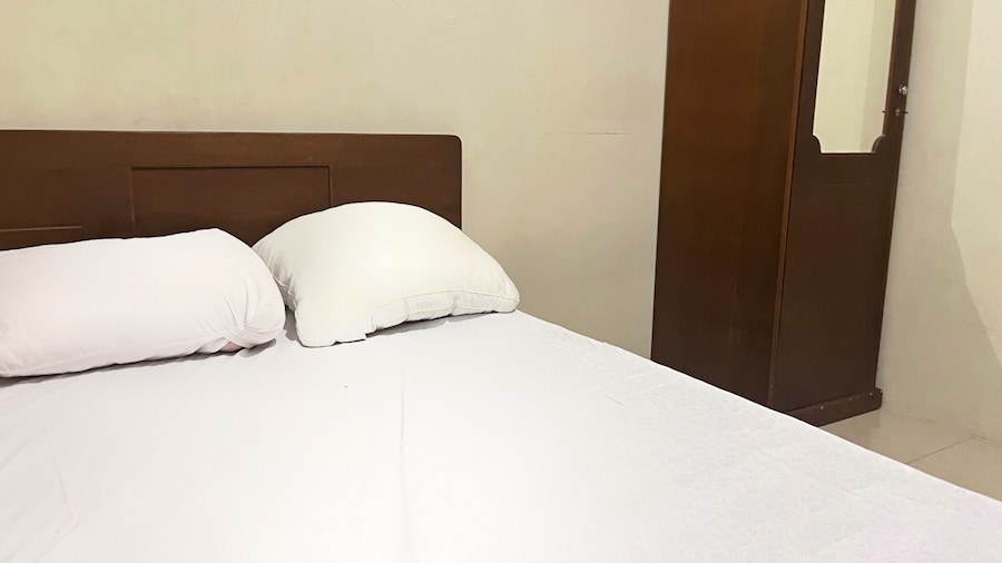 OYO 93523 Penginapan Laras PaminggirNearPesona Alam Seafood Pink Mira