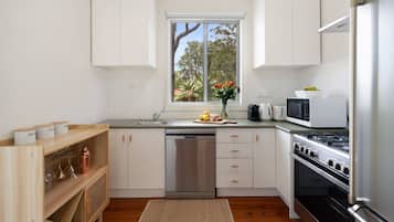 Køleskab, mikrobølgeovn, ovn, kogeplade