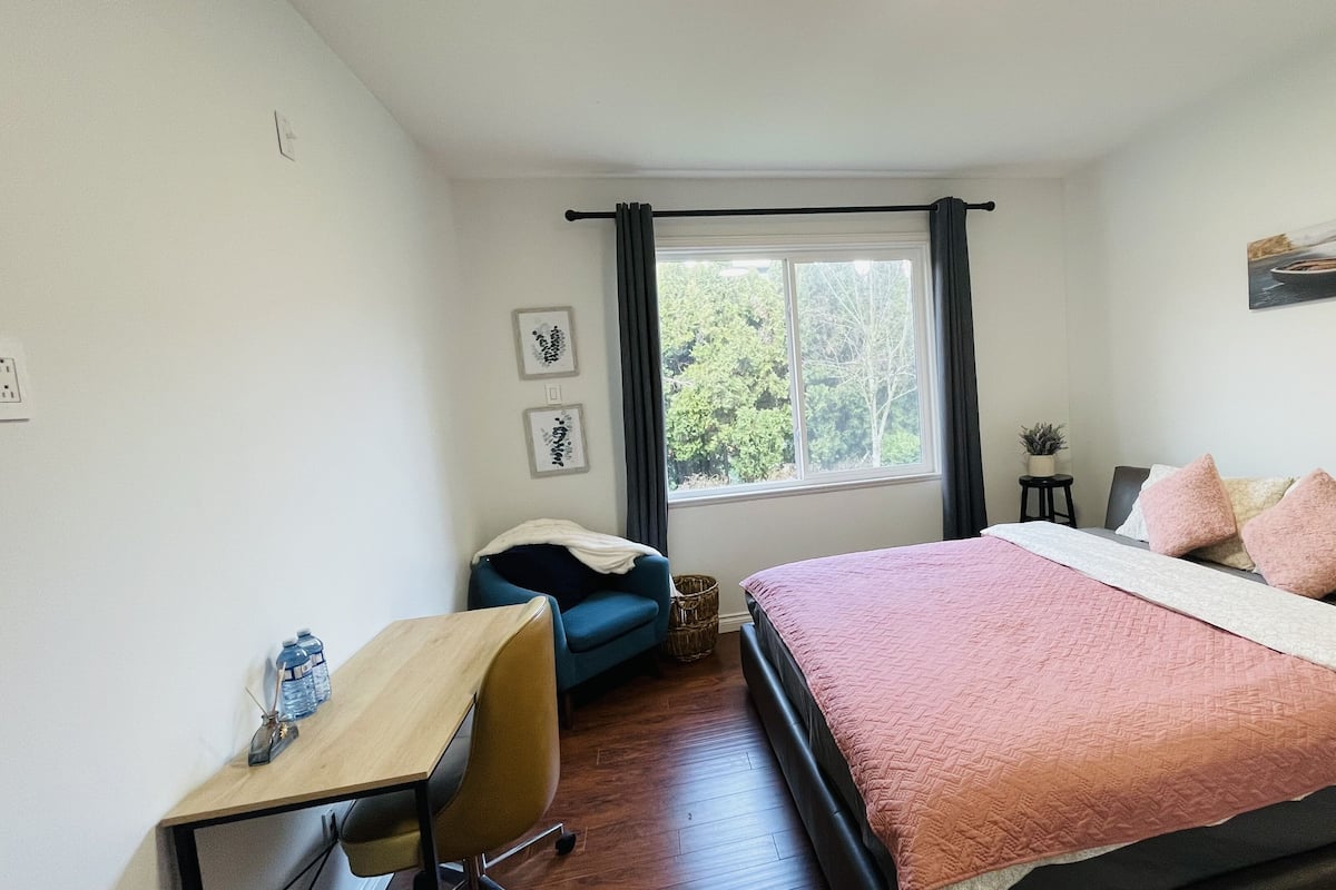 Premier kamer, 1 kingsize bed | 1 slaapkamer, een bureau, een laptopwerkplek, gratis wifi