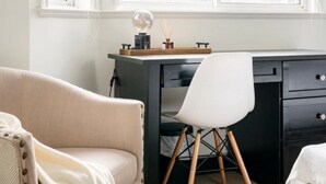 Rom – classic | Skrivebord, skrivebord for bærbar PC, wi-fi (inkludert) og sengetøy