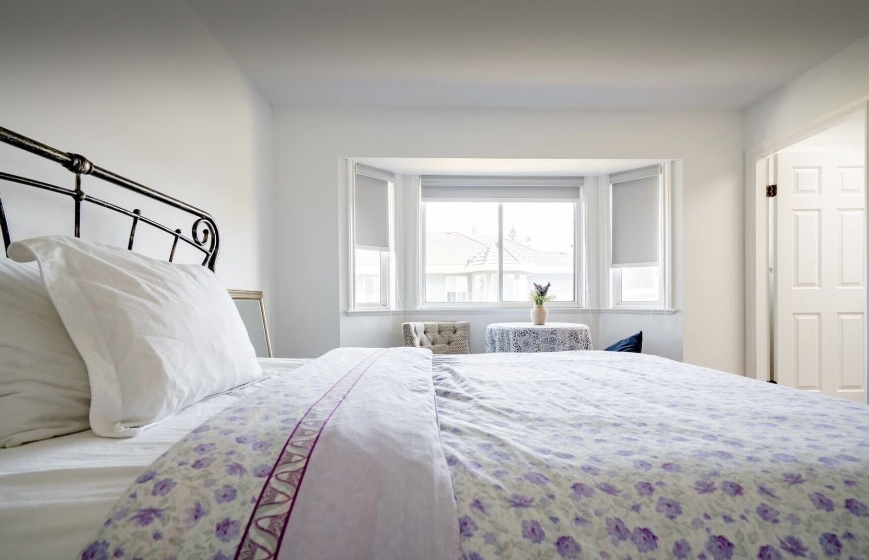 Une chambre à coucher avec un lit, une fenêtre et une porte.