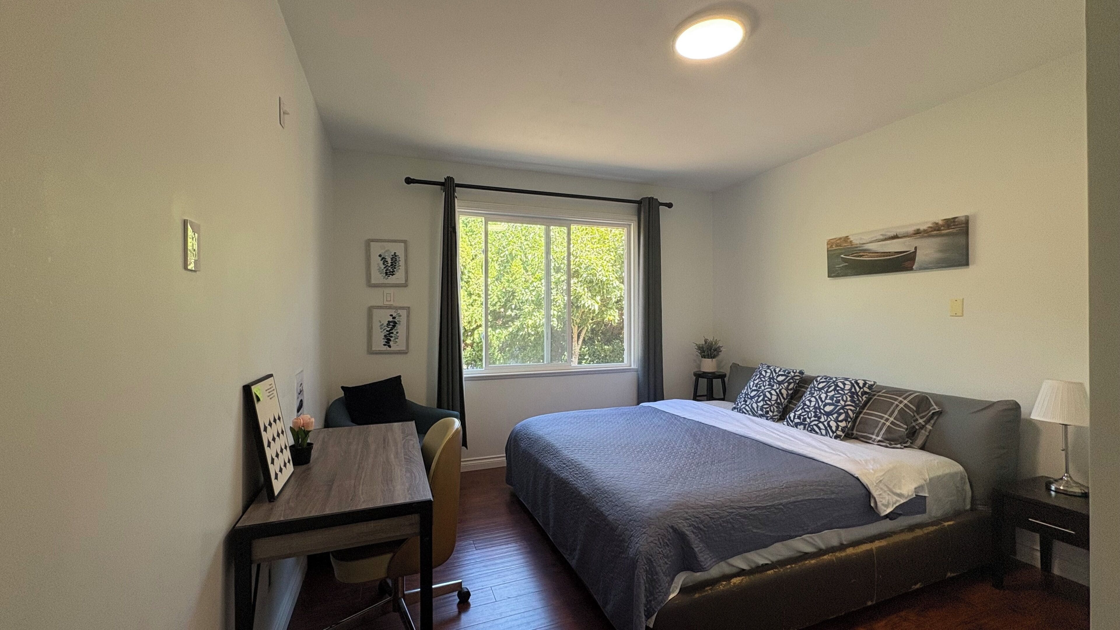 Premier Room, 1 King Bed | Desk, laptop workspace, WiFi (free), bed sheets