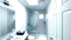 Quarto conforto | Banheiro | Chuveiro, chuveiro com efeito de chuva, secador de cabelo, bidê