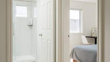 Economy Room | Bathroom | Shower, rainfall showerhead, hair dryer, bidet