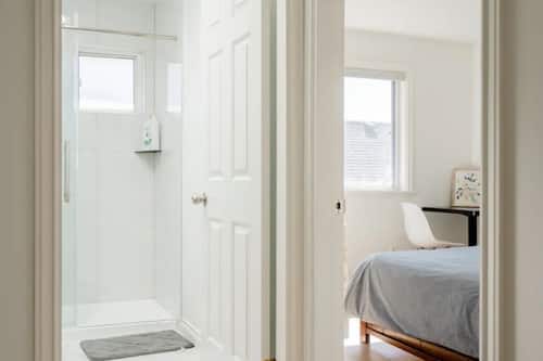 Economy Room | Bathroom