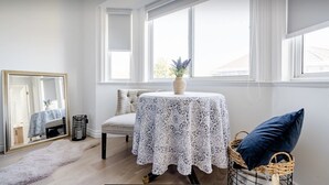 Rom – comfort | Skrivebord, skrivebord for bærbar PC, wi-fi (inkludert) og sengetøy