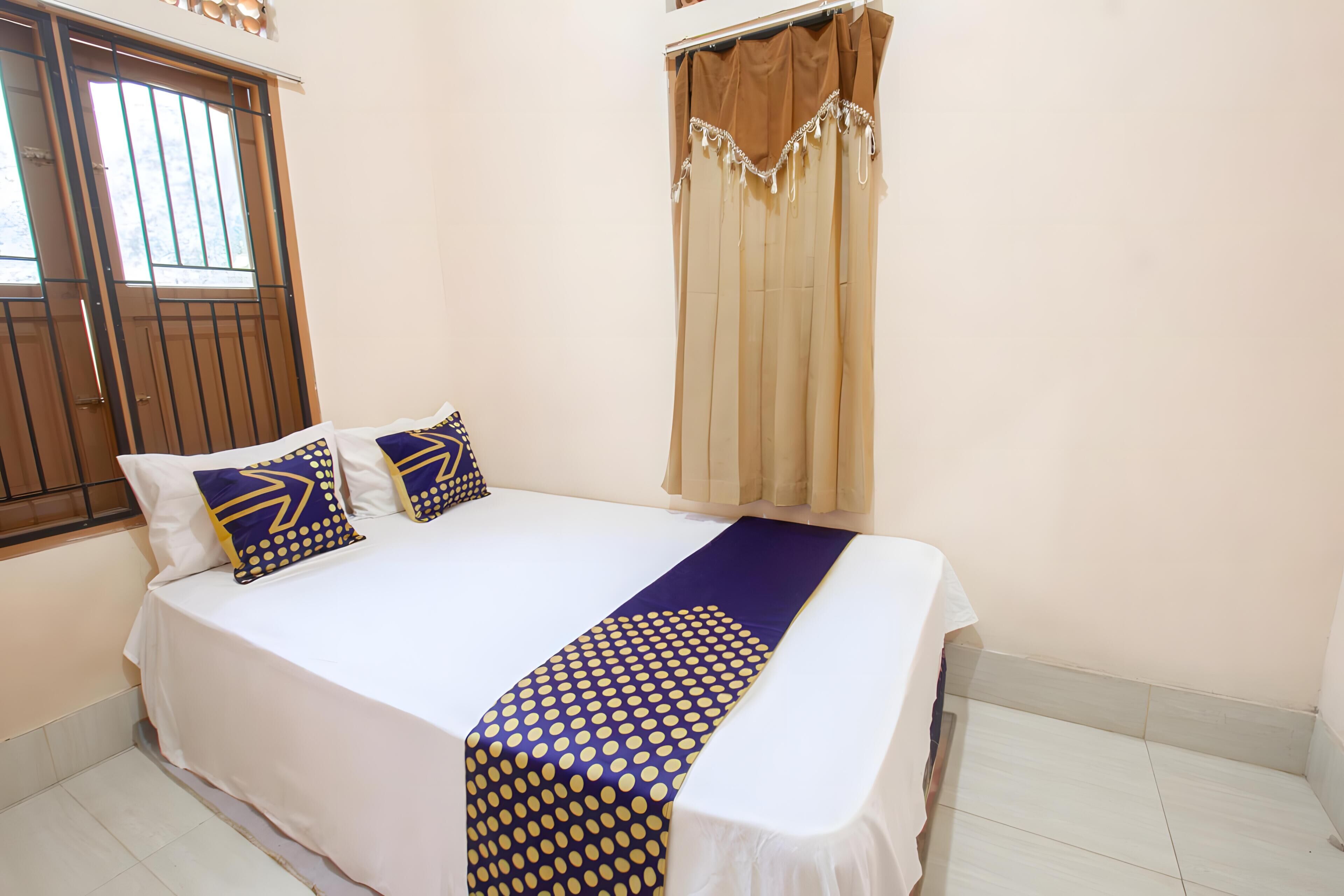 Double Room | Desk, bed sheets