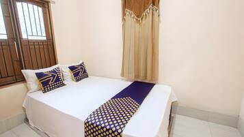Double Room | Desk, bed sheets