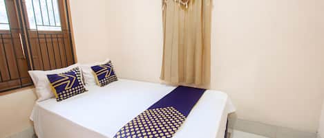 Double Room | Desk, bed sheets