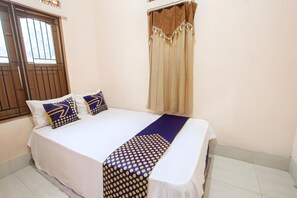 Kamar Double | Meja kerja dan seprai linen