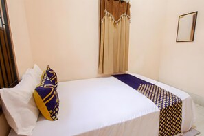 Habitación doble | Escritorio y ropa de cama