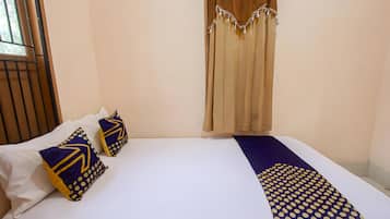 Double Room | Desk, bed sheets