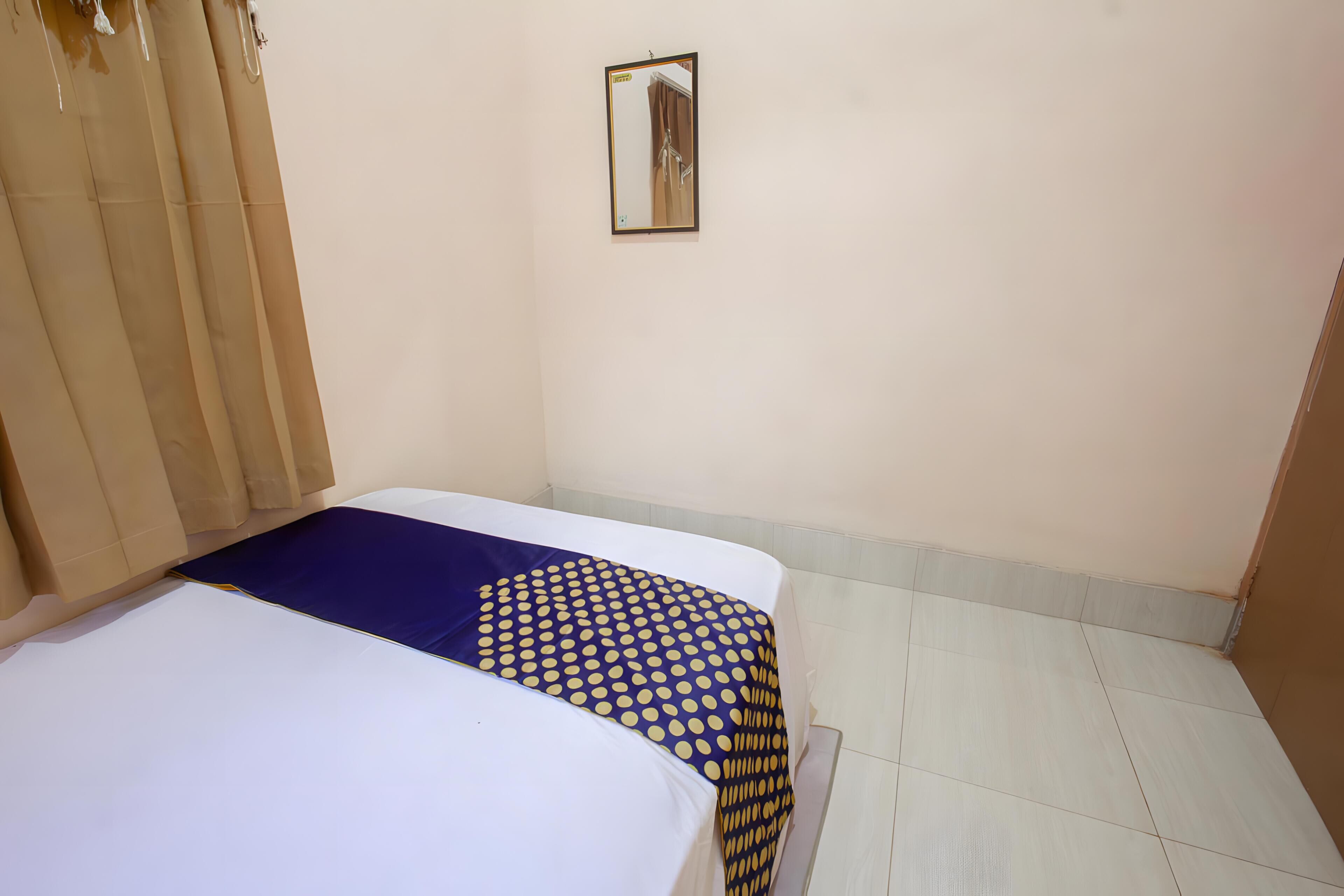 Double Room | Desk, bed sheets