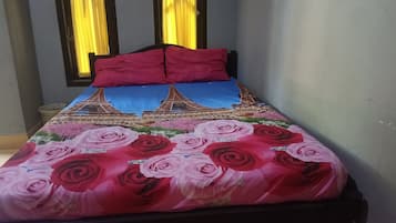 Double Room | Meja, cadar katil