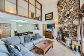 Een smart-tv, een open haard en een dvd-speler