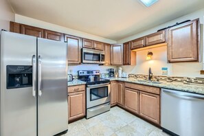 Refrigerador, microondas, lavavajillas y cafetera y tetera
