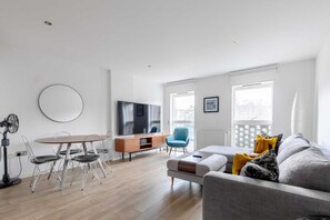 Basic Apartment | Living area | TV - Gorgeous 1BD Flat - 10 Mins From Clapham Common! (London)
