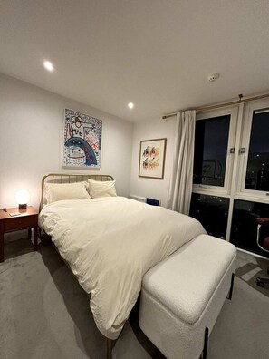 2 bedrooms, iron/ironing board, bed sheets - Stylish 2BD Flat W/incredible View of London - Bow (London)