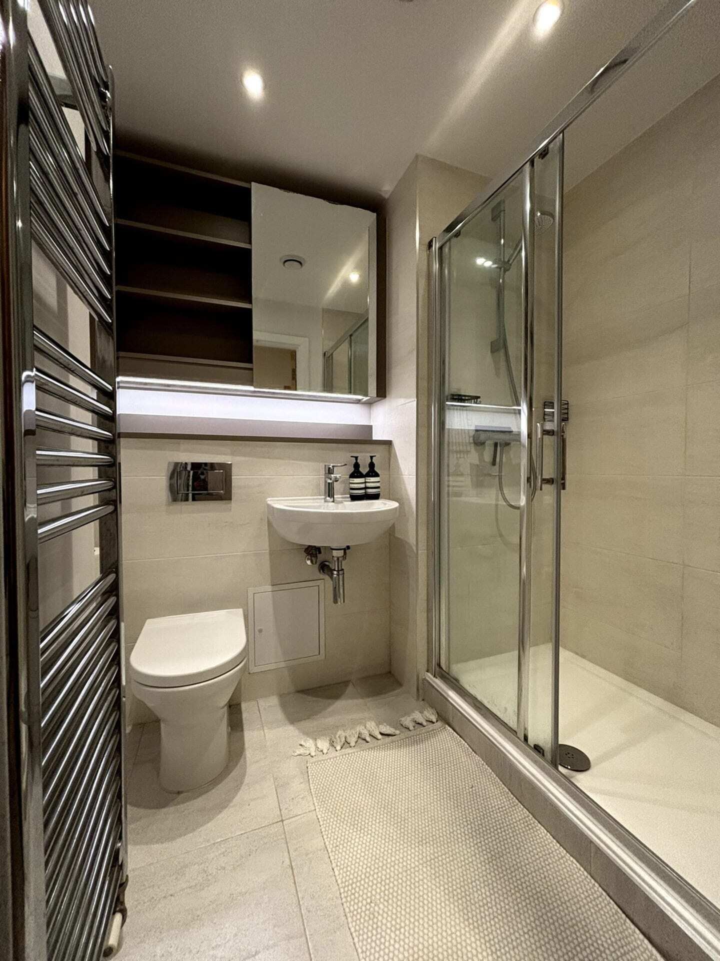 Basic Apartment | Bathroom