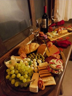 Suite Deluxe, 1 cama de matrimonio grande, bañera de hidromasaje | Servicio de comidas en la habitación