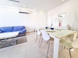 Apartamento premium | Área de estar | TV de tela plana