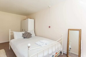 Basic House | 2 bedrooms, laptop workspace, iron/ironing board, bed sheets - Spacious 2BD House W/private Garden - Kennington! (London)