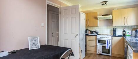 Basic House | Private kitchen | Fridge, microwave, oven, stovetop