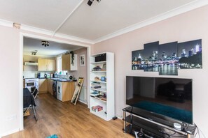Basic House | Interior - Spacious 2BD House W/private Garden - Kennington! (London)