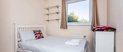 บ้านพักเบสิก | 2 ห้องนอน, พื้นที่ทำงานแบบใช้แล็ปท็อป, เตารีด/โต๊ะรีดผ้า, ผ้าปูที่นอน