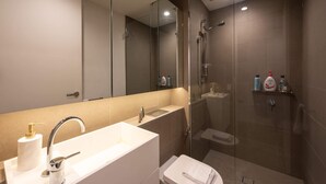 Basic Apartment | Bathroom - Stunning View: 1-bed Apartment in Southbank! (Southbank)