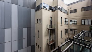 Een meerhoog gebouw met een modern architectuur, met balkons en grote ramen.