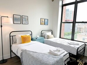 2 bedrooms, iron/ironing board, travel cot, free WiFi - Bright 2BR Oasis Retreat near McCormick Place & Museum Campus (Chicago)