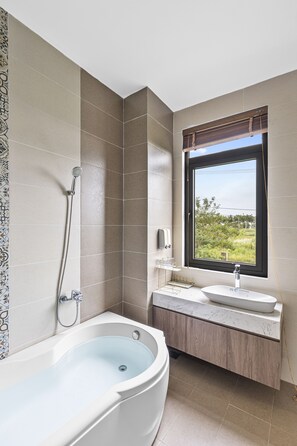 Luxury-Villa | Badezimmer | Regendusche, Designer-Toilettenartikel, Haartrockner, Hausschuhe