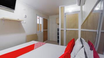 Deluxe Double Room | Desk, free WiFi, bed sheets