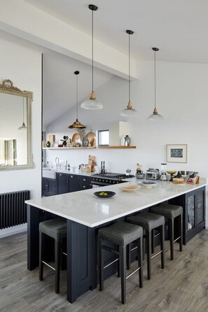 Fridge, microwave, oven, stovetop - Stunning architect designed eco beachfront property (Selsey)