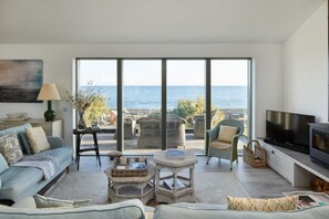 Smart TV, fireplace, DVD player, books - Stunning architect designed eco beachfront property (Selsey)
